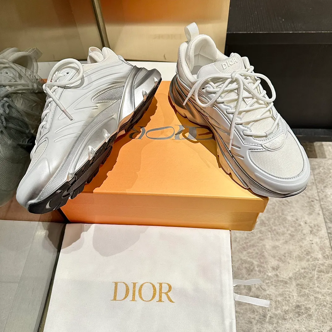 p680🐮🐮New to the Dior collection, these C'est Dior sneakers make a bold and stylish statement. Carefully crafted, the letters C and D are displayed on the sides of the upper for style, and the details add a touch of elegance. The lightweight two-tone Dior sole offers exceptional comfort and sporty appeal. Can add a stylish touch to any casual look. Christian Dior Paris signature on the tongue and sole. Two-tone notches feature Christian Dior's lucky star symbol. Women’s size 35-40, men’s size 38-45